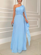 Effortless Elegance: Pleated Off-the-Shoulder Maxi Dress with a Fluid, Flowing Silhouette