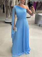 Effortless Elegance: Pleated Off-the-Shoulder Maxi Dress with a Fluid, Flowing Silhouette