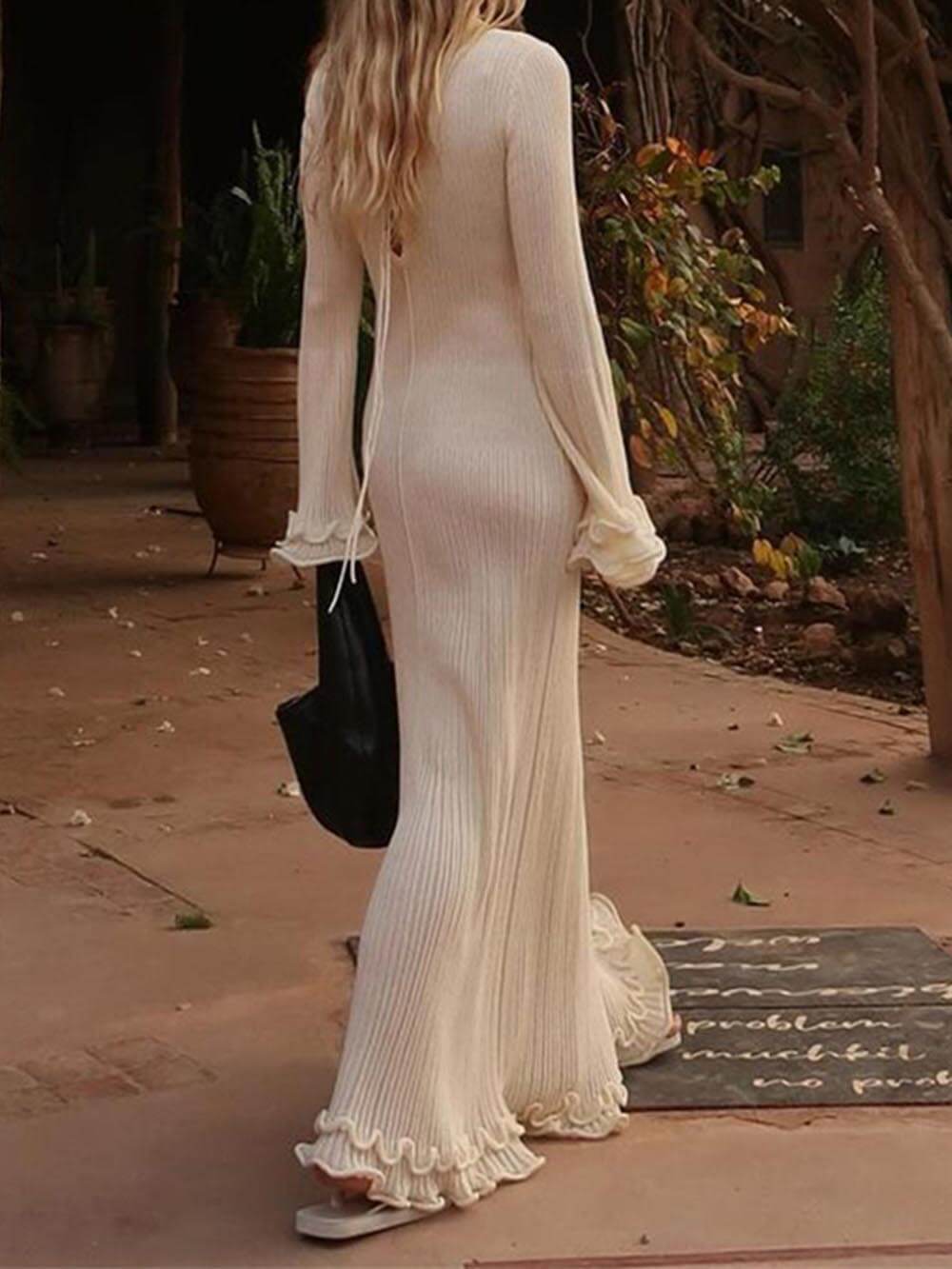 Elegant Knit Maxi Dress with Rolled Hem, Round Neck and Trumpet Sleeves